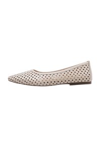 Ballerines beige à bout pointu, en matériau perforé avec un motif carré, et un petit talon plat.