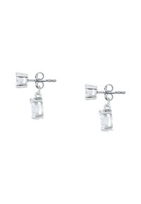 Orecchini d'argento con pietre di zirconia cubica trasparenti e rettangolari, sospesi con un perno decorativo; la finitura metallica lucidata esalta la chiarezza.