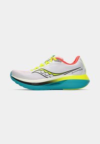 Zapatillas de running con una parte superior de malla blanca transpirable, cordones amarillos neón, un diseño curvado en negro y una suela en teal y amarillo.