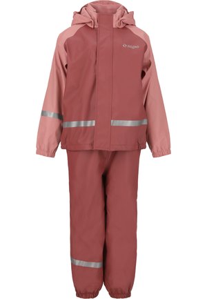 Waterdichte twee-delige regenpak in een gedempte roze tint, met reflecterende strepen, elastische manchetten en een capuchon voor extra bescherming.