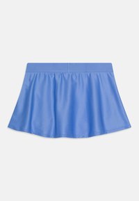 Blå utsvängd kjol med elastisk midja, tillverkad av ett slätt, något glänsande tyg, uppvisad platt mot en vit bakgrund.