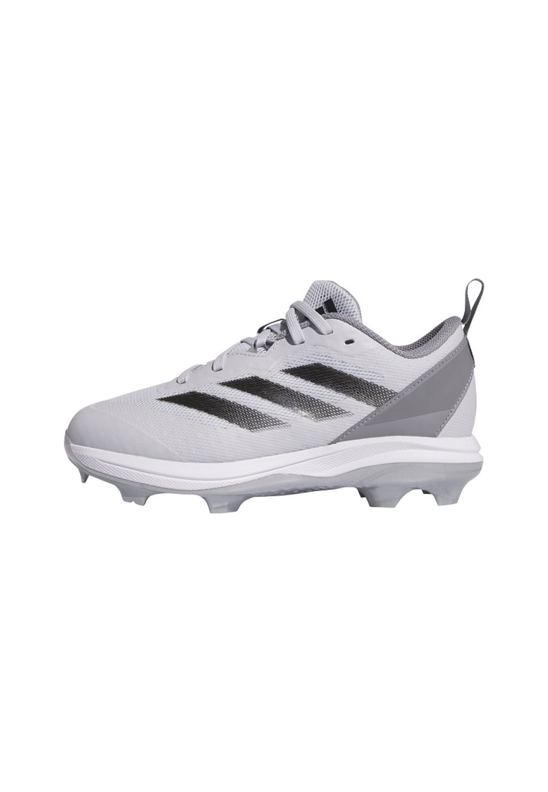 Zapatillas deportivas grises con parte superior de malla, que cuentan con tres franjas negras, un talón robusto y una suela texturizada para mayor tracción.