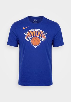 Blaues Nike-T-Shirt mit kurzen Ärmeln, das das Logo der New York Knicks mit einem orangefarbenen Basketball und dem Teamnamen in fettgedruckten Buchstaben zeigt.