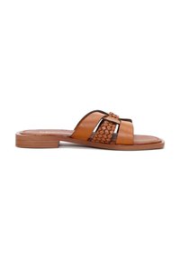 Sandale plate marron à enfiler avec une bride croisée en cuir tressé et une section en cuir lisse sur une semelle à petit talon.