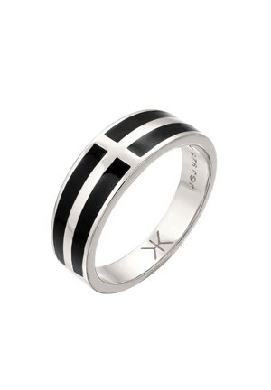 Bague en argent avec des rayures en émail noir formant un motif de croix sur l'anneau, gravée à l’intérieur avec « JGJ 925 » et un petit symbole.