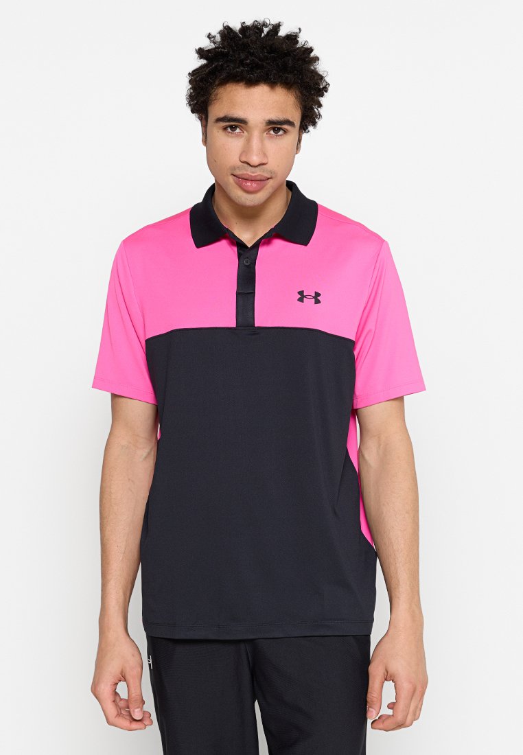 Poloshirt mit kurzen Ärmeln, das oberen Teil in leuchtendem Pink und den unteren Teil in dunklem Marineblau. Schwarzer Kragen und Under Armour-Logo auf der Brust.