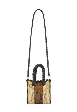 Piccola borsa a mano rettangolare intrecciata in paglia con striscia centrale marrone, manici neri e lunga tracolla intrecciata nera.