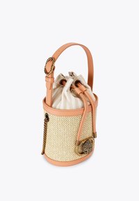 Ronde emmer tas met een geweven stroachtige body, lichtbeige met perzikleren accenten, trekkoordsluiting en decoratieve hardwaren.
