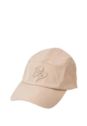 Gorra beige hecha de tela suave, con un logo bordado en la parte frontal, visera curvada y ojales de metal en los lados para ventilación.