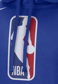 Hoodie bleu avec un logo NBA blanc comportant la silhouette d'un joueur, des accents rouges et bleus, et des cordons pour un ajustement réglable.