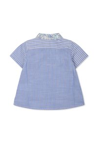 Koszula z krótkim rękawem w niebiesko-białe pionowe paski, z kołnierzykiem w kwiatowy wzór i prostym tyłem.