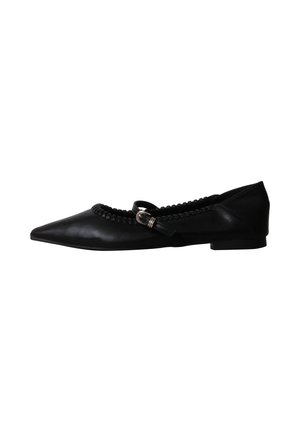 Chaussure plate noire pointue avec une petite bride à boucle et un bord tressé le long de l'ouverture.