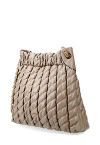 Sac en bandoulière beige matelassé avec un-dessus froncé, une bandoulière en chaîne, un matériel doré rond et un motif texturé. La silhouette est gonflée et décontractée.