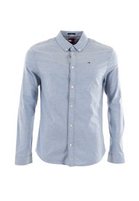 Camisa de botones de manga larga color azul claro con cuello extendido, hecha de tela de algodón. Presenta un pequeño logo y botones en contraste.