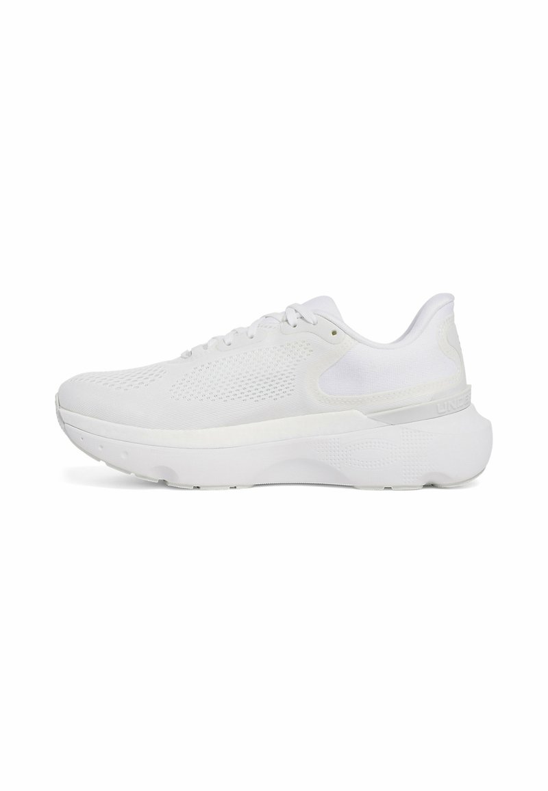 Baskets blanches de sport avec une tige en maille texturée, un col rembourré, une semelle cushioned et un design minimaliste avec des accents ton sur ton.