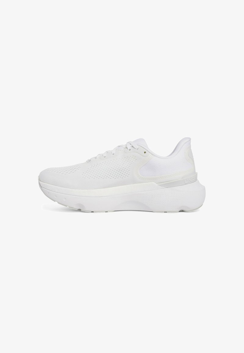 Baskets blanches de sport avec une tige en maille texturée, un col rembourré, une semelle cushioned et un design minimaliste avec des accents ton sur ton.