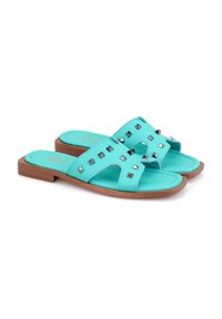 Turquoise schuif sandalen met vierkante studs, zachte synthetische bovenkant, open teen ontwerp en een lage tan hak. Gladde textuur en eenvoudige vorm.