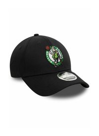Gorra de béisbol negra con visera curvada, presenta el logotipo bordado de los Boston Celtics en verde, blanco y amarillo en la parte frontal.