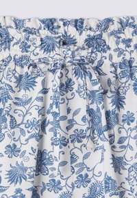 Tessuto a motivi blu e bianchi con disegni floreali, dotato di una vita elastica e dettaglio con lacci per una vestibilità regolabile.