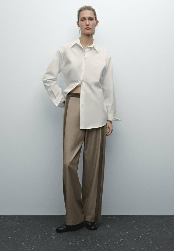 FASTENING DETAIL - Trousers2