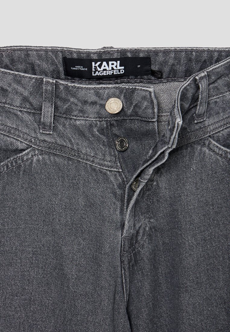 Jeans in denim grigio con un classico design a cinque tasche, caratterizzati da una chiusura con bottone argentato e un'etichetta nera con il marchio "KARL LAGERFELD".