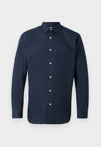 Camisa de manga larga azul marino hecha de tela suave, con cuello puntiagudo, cierre frontal completo con botones y puños abotonados.