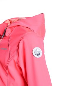 Chaqueta rosa con capucha, cierre frontal y logotipo redondo en la parte superior de la manga izquierda.