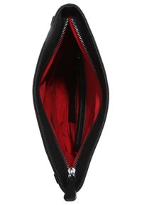 Czarna kopertówka ze skóry o fakturowanej powierzchni. Wnętrze wyściełane jest jaskrawoczerwoną podszewką i zamykane na zamek błyskawiczny z srebrnymi okuciami.