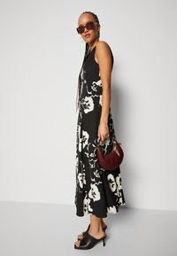 Marc O'Polo DRESS FEMININE SILHOUETTE CUTLINES SLEEVELESS - Denné šaty - multi