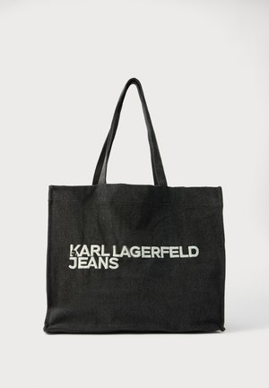 Fekete vászontáska hosszú fogantyúkkal, az elején vastag fehér felirattal: „KARL LAGERFELD JEANS”. Egyszerű, téglalap alakú kialakítás.