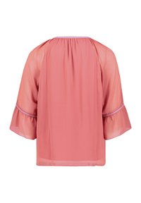Blusa leggera e trasparente di colore rosa con scollatura arricciata e maniche ampie e trasparenti. Presenta dettagli di cucitura rosa delicati sulle maniche.