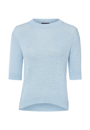 Jasnoniebieski dzianinowy sweter z krótkim rękawem, okrągłym dekoltem i prążkowanym dołem, z lekko dłuższym tyłem.