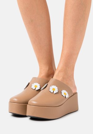 L37, Mules à talons - tan