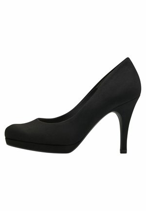 Czarny szpilka wykonany z gładkiego materiału, z zaokrąglonym noskiem i eleganckim obcasem typu szpilka z ukrytą platformą dla zwiększenia wysokości.