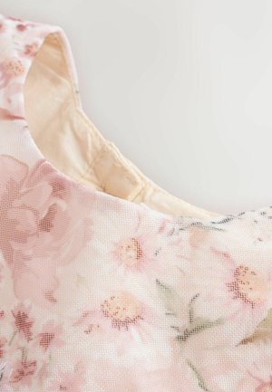 Ziedu raksta audums ar gaiši rozā nokrāsu un caurspīdīgu tekstūru. Ar apaļu kakla izgriezumu un smalkām rozēm un lapām.