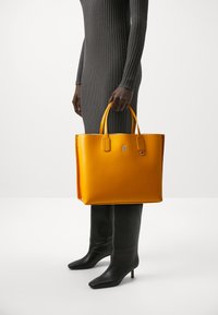 Tommy Hilfiger - ICONIC SATCHEL - Kézitáska - rich ochre Miniatűr kép 1