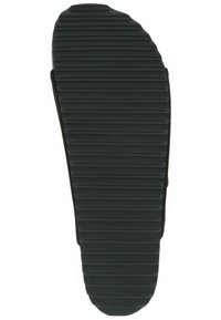 Černá gumová podrážka boty s horizontálními drážkami pro lepší přilnavost, charakterizovaná zaobleným tvarem a hladkými okraji, navržena pro odolnost a pohodlí.