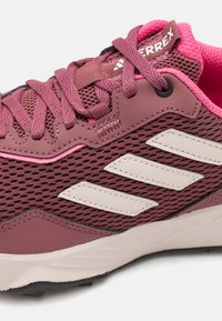 Adidas Terrex TRACEFINDER TRAIL RUNNING SHOES - Løpesko for mark - quiet crimson/putty mauve/pink fusion