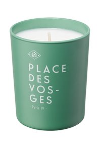 Groene matte kaarsenhouder met een witte binnenkant en een centrale pit, met de tekst "PLACE DES VOSGES - Paris IV" in vetgedrukte witte letters.