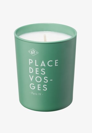Support de bougie vert mat avec un intérieur blanc et une mèche centrale, portant le texte "PLACE DES VOSGES - Paris IV" en gras dans une police blanche.