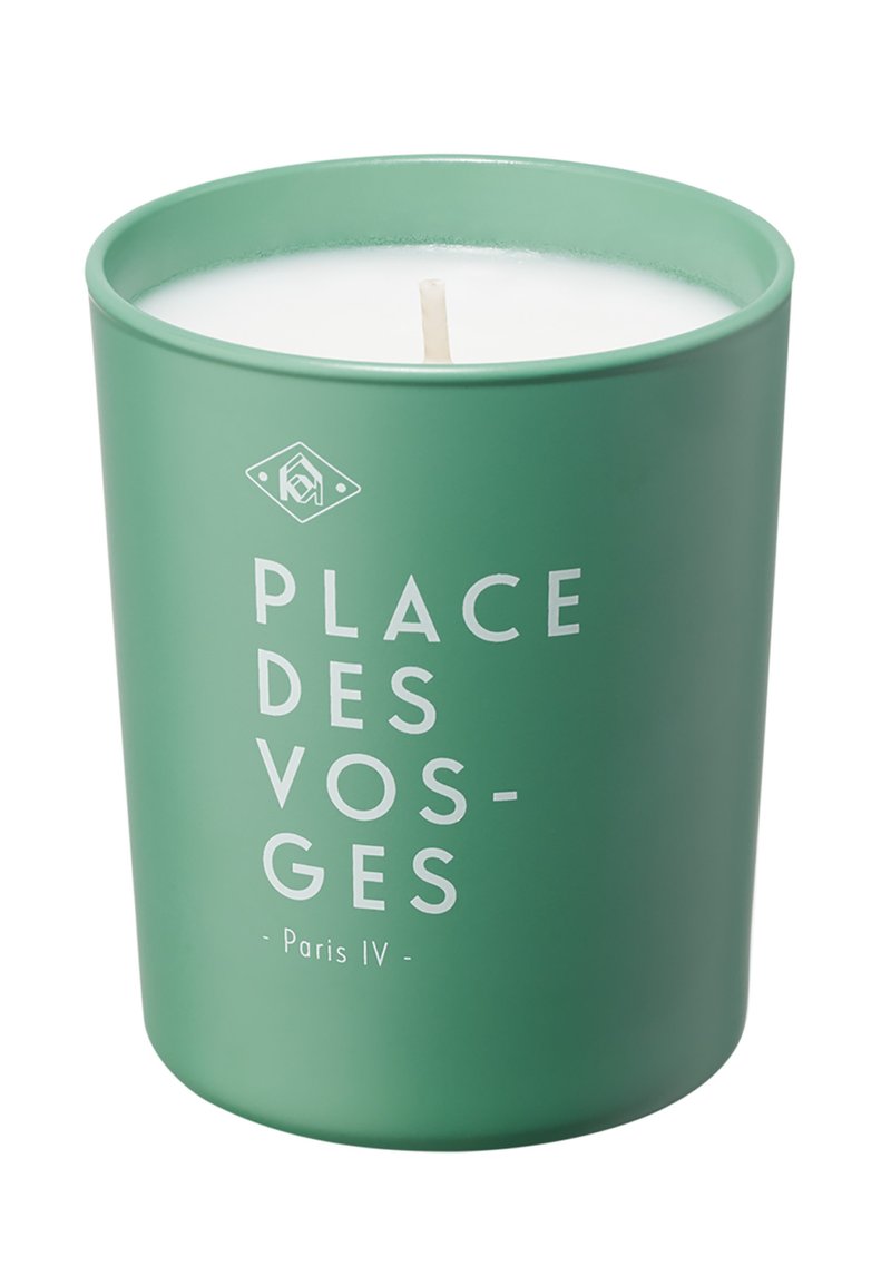 Groene matte kaarsenhouder met een witte binnenkant en een centrale pit, met de tekst "PLACE DES VOSGES - Paris IV" in vetgedrukte witte letters.