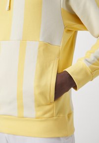Nike Performance Mikina s kapucňou - topaz gold/coconut milk