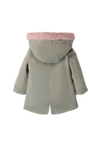 Zielona parka z różowym sztucznym futrem na kołnierzu, z zatrzaskami i luźnym krojem. Gładka tekstura z kapturem i bocznymi rozcięciami na dole.