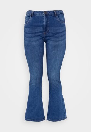 Jeans en denim bleu à taille haute, coupe évasée, design à cinq poches, décoloration subtile et surpiqûres contrastantes ; texture douce et coupe structurée.