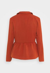 Czerwona kurtka o miękkiej fakturze, z talią z baskinką, długimi rękawami i kołnierzem. Tył prezentuje gładką powierzchnię i starannie zszyte szwy.