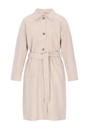 Cappotto beige in camoscio con cintura, colletto a camicia, chiusura con bottoni e tasche laterali; caratterizzato da un taglio dritto e maniche lunghe.