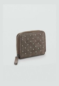 Portafoglio in suede grigio con zip, caratterizzato da un motivo a pois e un piccolo tirazip. Design compatto con bordi arrotondati.