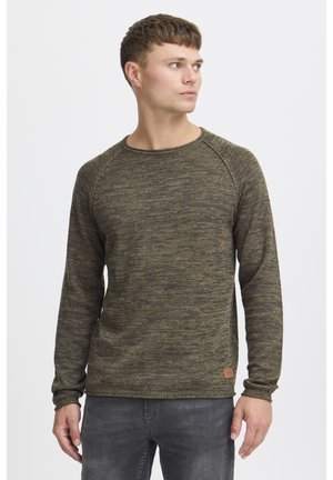 Suéter de punto verde caqui con mangas largas y cuello redondo. Presenta un patrón texturizado y un pequeño parche de la marca en el dobladillo.