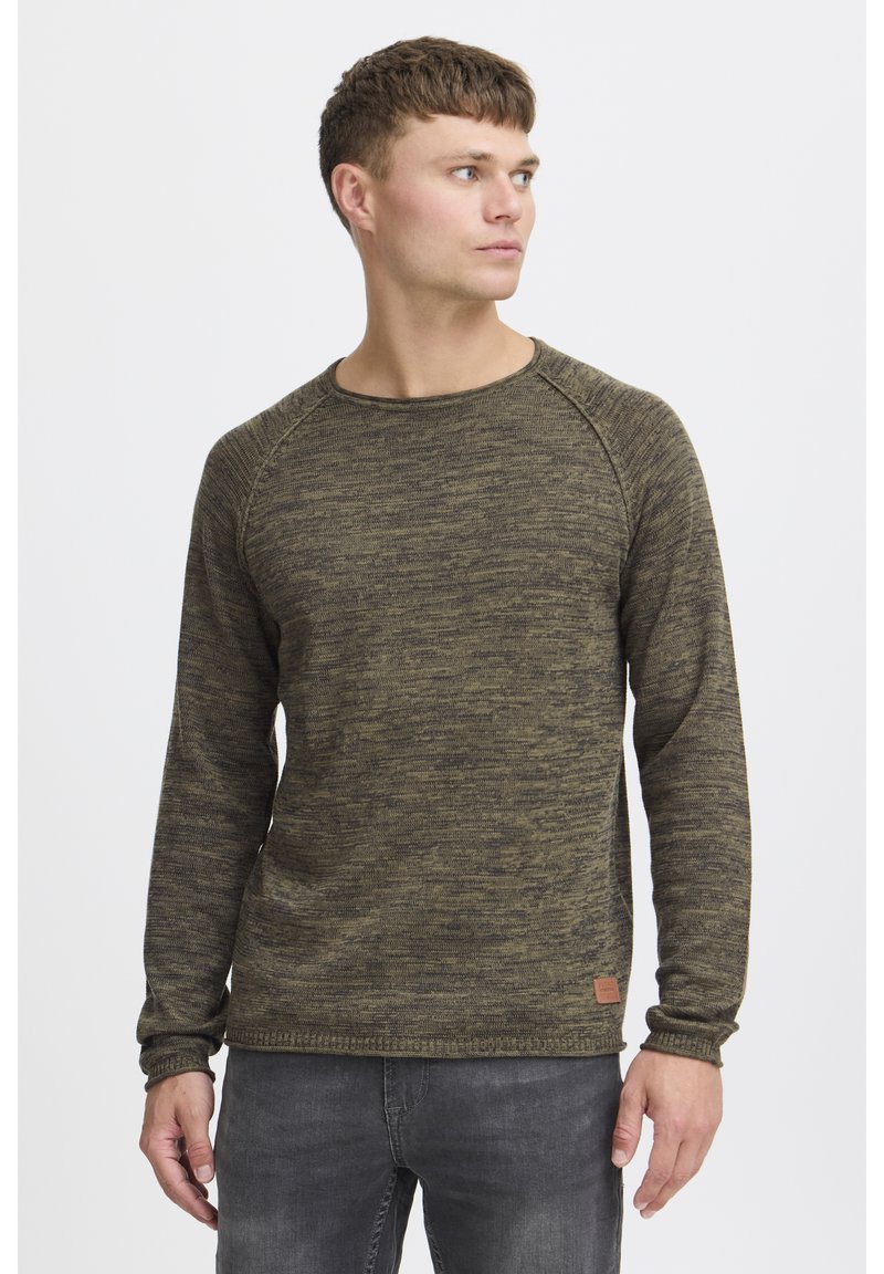 Maglione lavorato a maglia verde khaki con maniche lunghe e collo rotondo. Presenta un motivo a trama e una piccola etichetta con logo sull'orlo.
