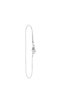 Zilveren ketting met een slanke, gladde textuur, voorzien van een decoratieve sluiting met een bloemenmotief en een enkele kleine edelsteent accent.